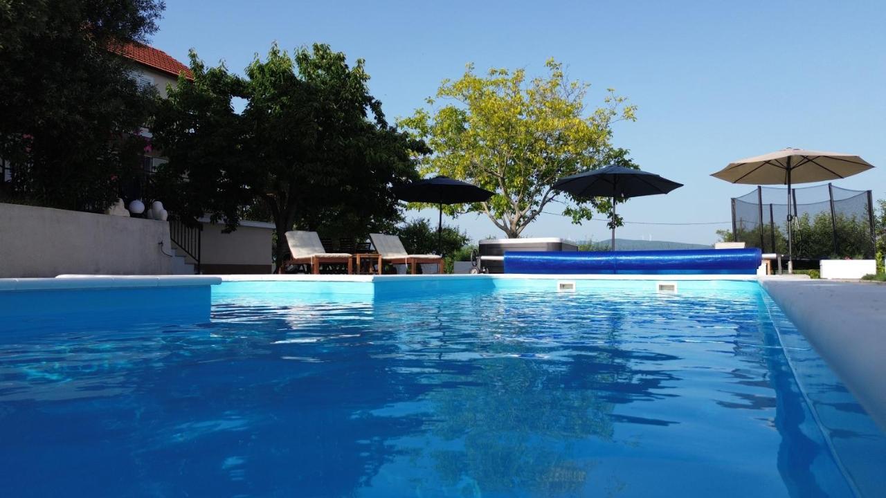 Villa Casa Di Oliva-House With Heated Pool & Jacuzzi In Trilj, Croatia Extérieur photo